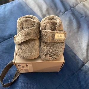 Gray baby uggs size 2/3